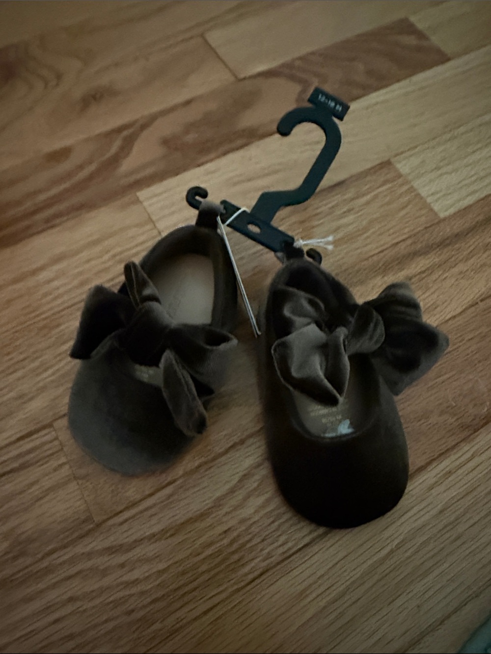Old Navy Olive Velvet Bow Mary Jane Baby Shoes
